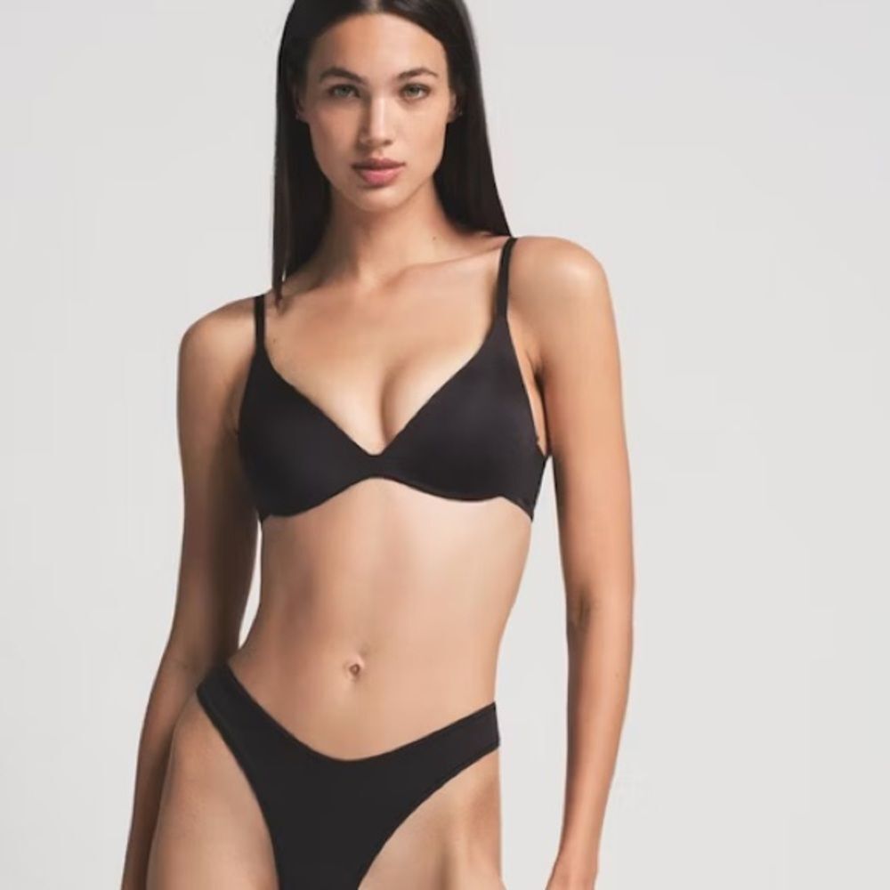 Skims wireless Form Super push up bra size 32DD color Black NWT in packaging